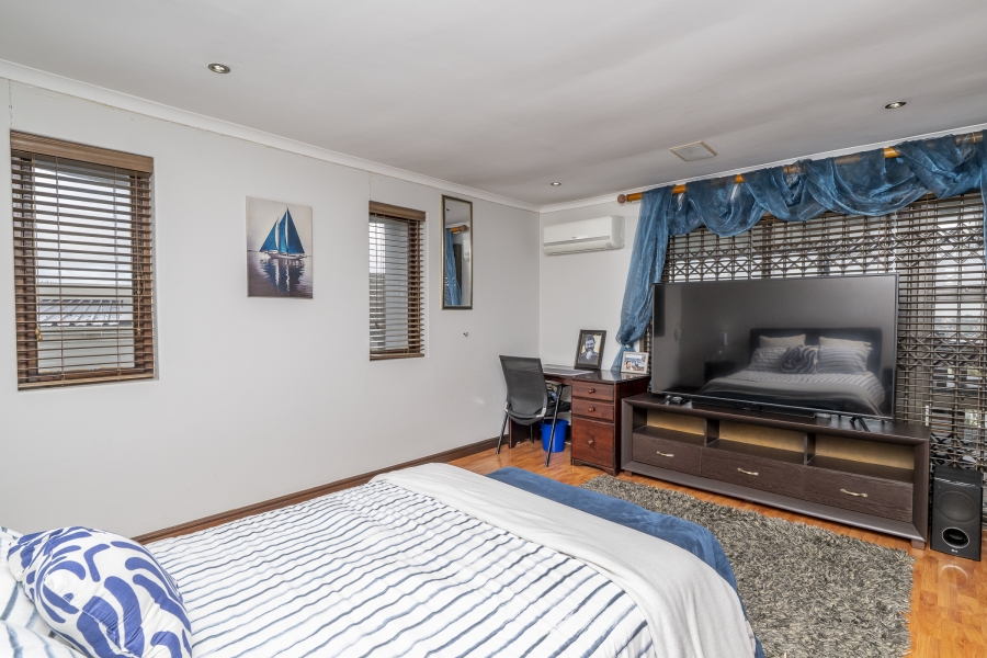 4 Bedroom Property for Sale in Van Riebeeckshof Western Cape